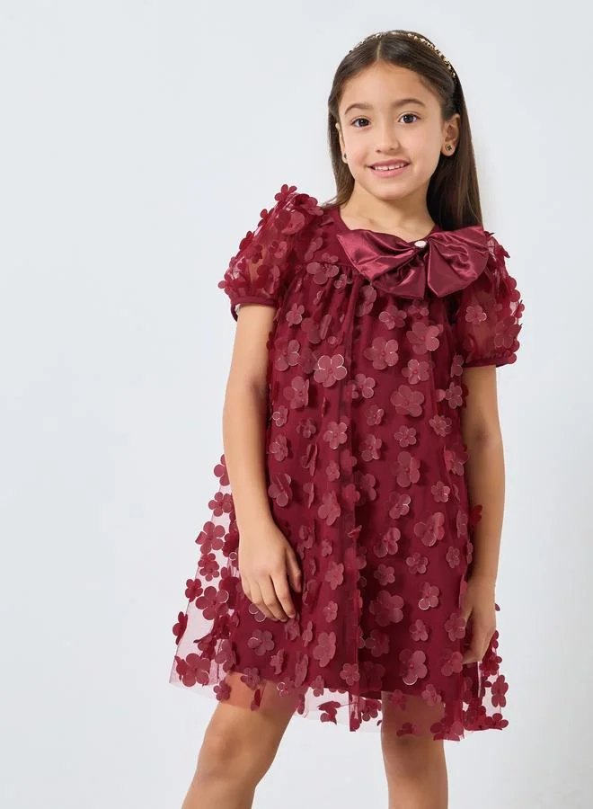 ستايلي فستان قصير بحافة واسعة وتفاصيل أزهار